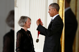 Šių metų Nobelio literatūros premijos laureatė – amerikiečių poetė Louise Glück