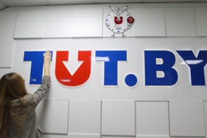 Minsko teismas sustabdė bylą dėl žiniasklaidos priemonės statuso atėmimo iš portalo tut.by