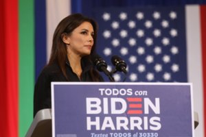 Evos Longorios žinutė gerbėjams: „Niekur nesame lygesni ir stipresni nei prie rinkimų urnų“