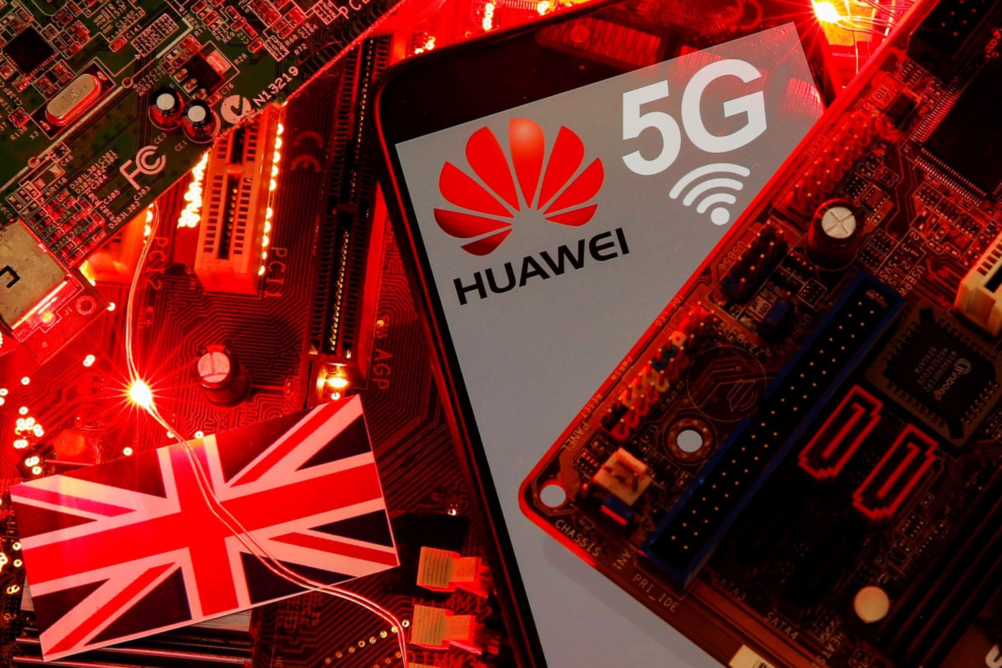 Didžiosios Britanijos parlamento Gynybos komitetas ketvirtadienį sakė radęs aiškių įrodymų, kad „Huawei“ slapta bendradarbiavo su Kinijos valdžia.