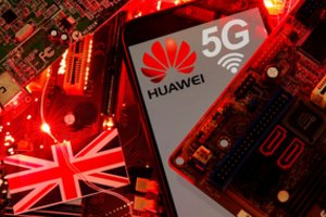 D. Britanijos parlamento komitetas teigia radęs įrodymų, kad „Huawei“ bendradarbiavo su Kinijos valdžia