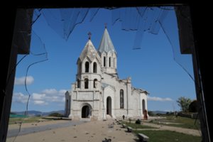 Armėnija: per apšaudymą apgadinta istorinė Kalnų Karabacho katedra