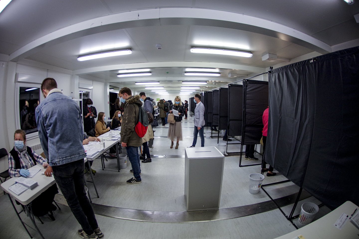  Prie balsadėžių – įspūdingos rinkėjų eilės: lieka mažiau nei valanda.<br> V.Ščiavinsko nuotr.
