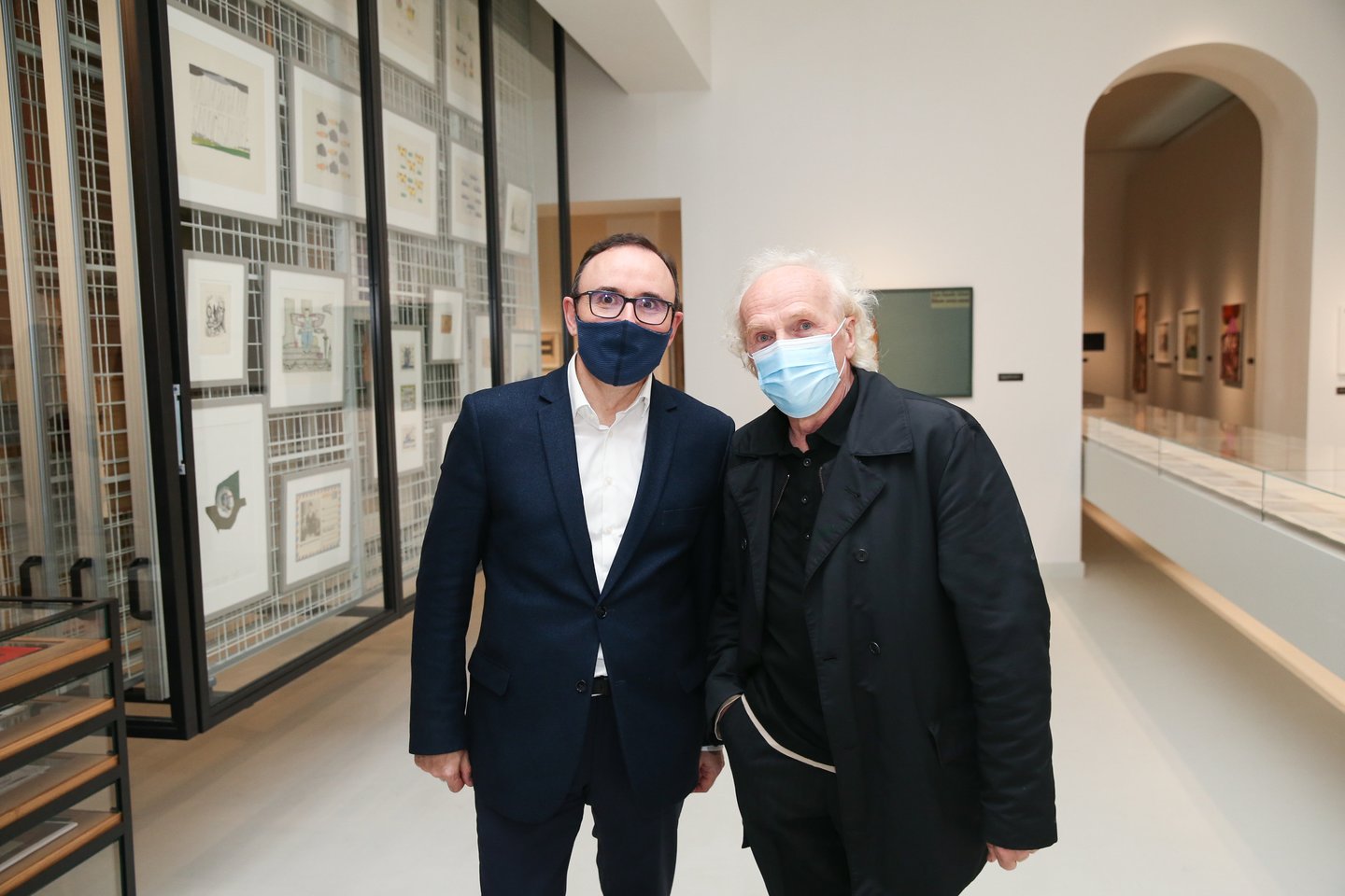  Vladimiras Tarasovas (dešinėje) ir Arūnas Gelūnas Radvilų rūmų dailės muziejuje.<br> R.Danisevičiaus nuotr.