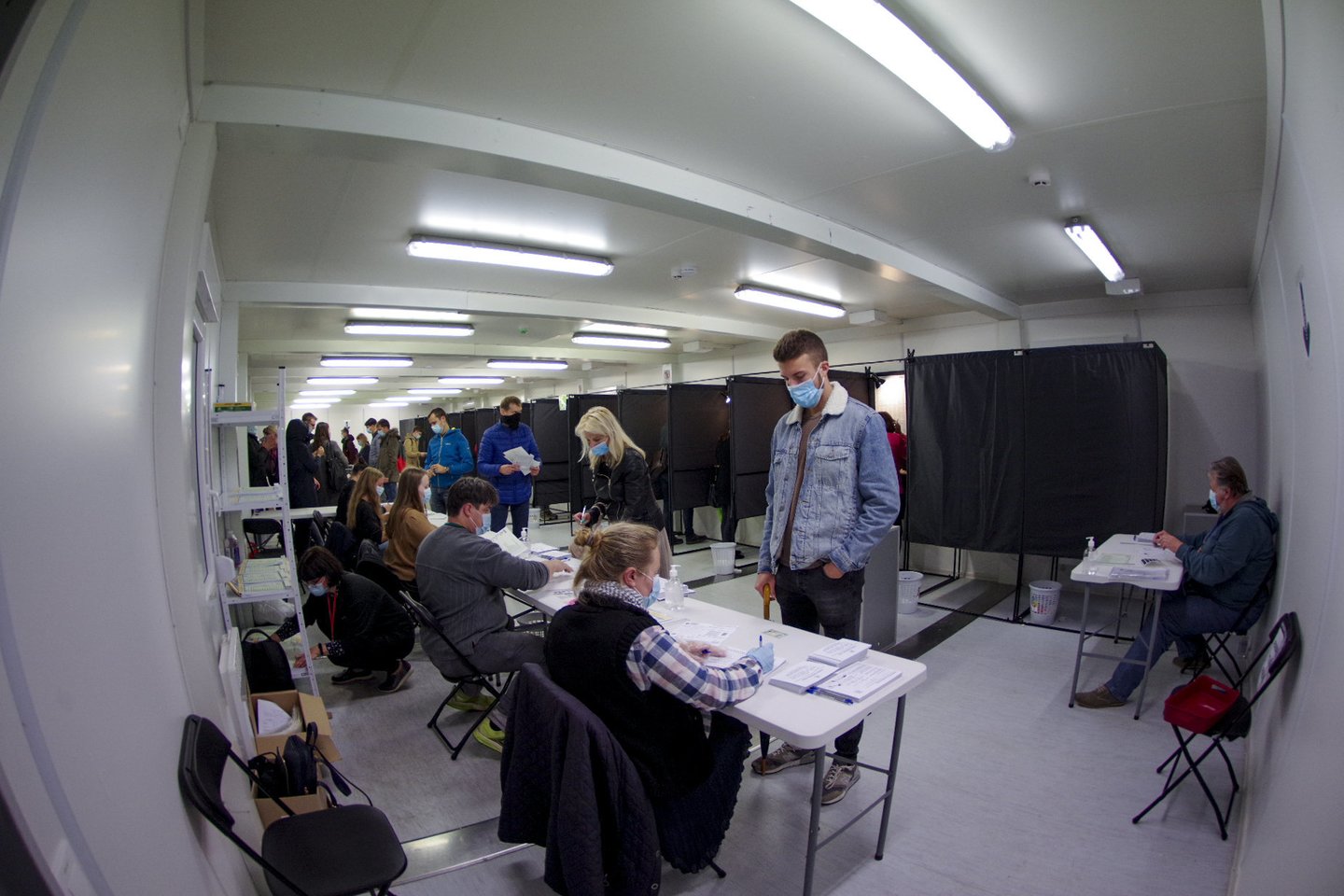 Iš anksto Seimo rinkimuose balsavo daugiau rinkėjų negu 2016 m.: skelbia aktyviausias apygardas.<br>V.Ščiavinsko nuotr.