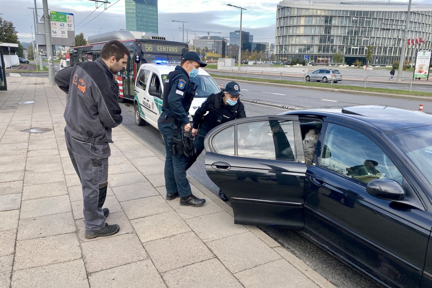 Penktadienio rytą pareigūnai dalyvavo gaudynėse, kurių metu nestojo automobilis „Jaguar“.<br>V.Ščiavinsko nuotr.