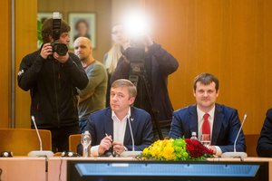 Akis į akis galiausiai susitikę R. Karbauskis ir G. Paluckas surėmė ietis, teko prašyti tvardytis