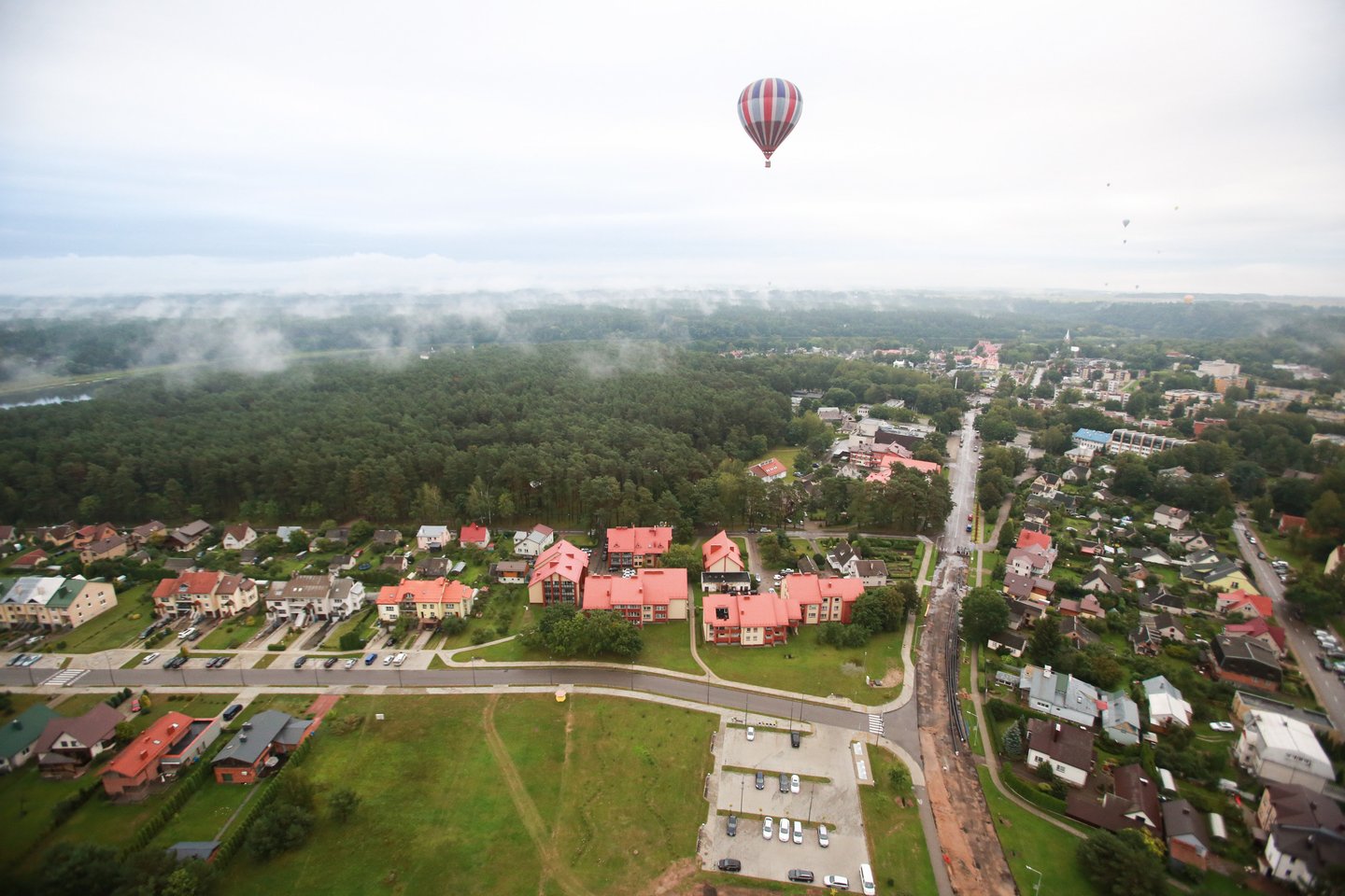 Skrendant oro balionu atveria iš aukštybių atsiveria Birštonas ir jo apylinkės.<br> G.Bitvinsko nuotr.