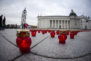 Katedros aikštę nutvieskė žvakučių jūra: pažymėjo jautrų momentą
