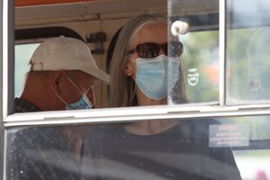 Nutukę, be dantų, bet – laimingi: buvusį lietuvių optimizmą gali paskandinti COVID-19 banga