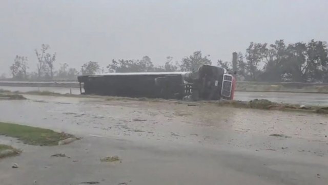Užfiksuoti uragano padaryti nuostoliai: nuvertė tonas sveriantį sunkvežimį, nušlavė pastatų stogus