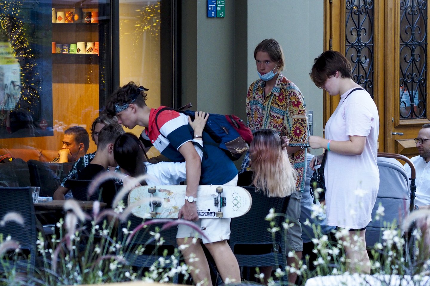 Kol orai palankūs, kavinių ir restoranų klientai dar gali prisėsti prie staliukų lauke.<br> V.Ščiavinsko nuotr.