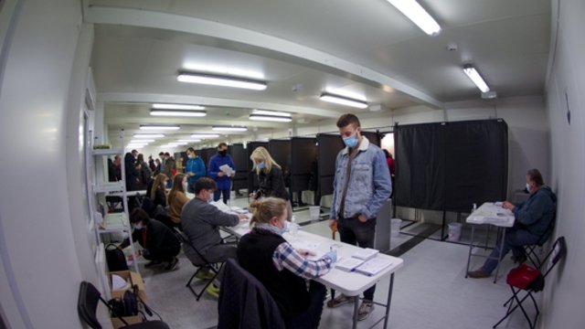 Seimo rinkimuose jau balsavo daugiau kaip 10 procentų rinkėjų: iššūkiu tapo balsavimas namuose