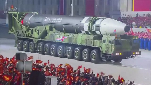 Šiaurės Korėja pademonstravo iki šiol nematytas balistines raketas