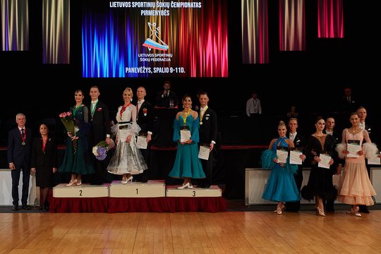 Prasidėjo Lietuvos sportinių šokių čempionatas: šeštadienį išrinkti pirmieji nugalėtojai