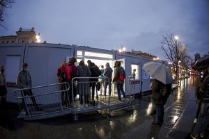 Koronaviruso pandemijos fone prasidėjo Lietuvos Seimo rinkimai: pliaupiant lietui žmonės rinkosi nuo 7 val. ryto