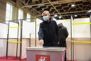 Balsuoti atėjęs V. Pranckietis: „Galiu dirbti ir Seimo pirmininku, ir seneliu“ 