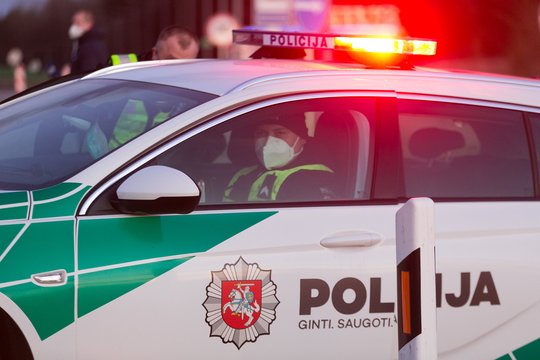 Vilniuje agresyvus rinkėjas puolė komisijos narį: nuplėšė kaukę ir trenkė per veidą