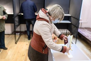 Iš apylinkės į apylinkę vaikoma kaunietė pratrūko: „Jie turbūt nori, kad nebalsuotume“