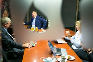 R. Karbauskis jau pripažįsta pralaimėjimą pirmame ture: tikriausiai būsime antri, gali būti, kad daugumą formuos konservatoriai