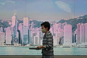 Pekino iškviesta Honkongo lyderė atidėjo metinį pranešimą