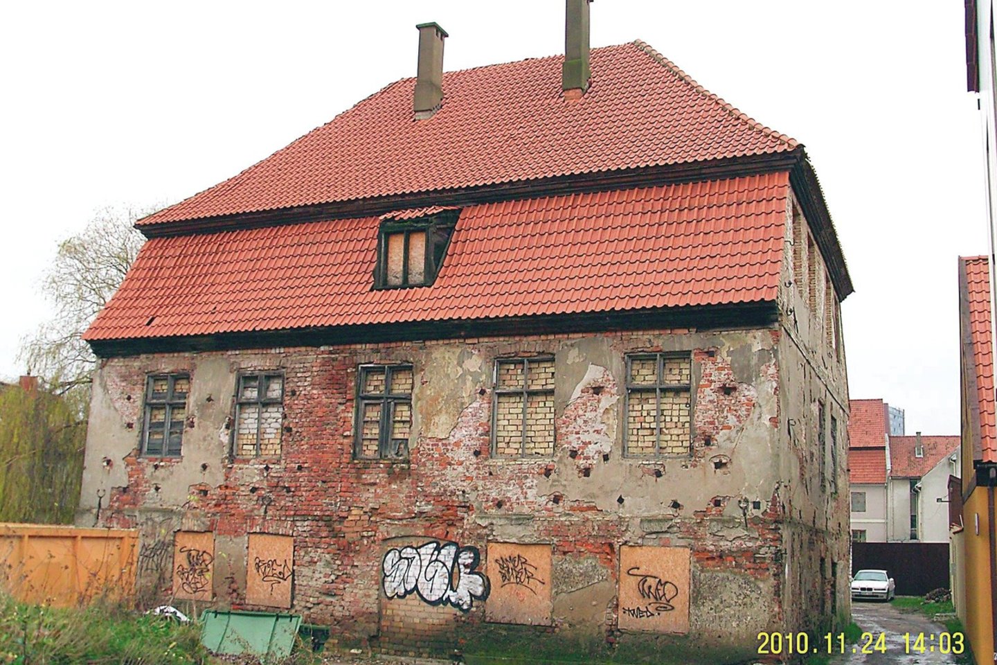 Taip atrodęs šimtametis namas Klaipėdos senamiestyje, Daržų gatvėje, pernai rugpjūtį buvo nugriautas slapta – jis ilgai slėptas po spalvingu tentu.<br>A.Pilaitienės nuotr.
