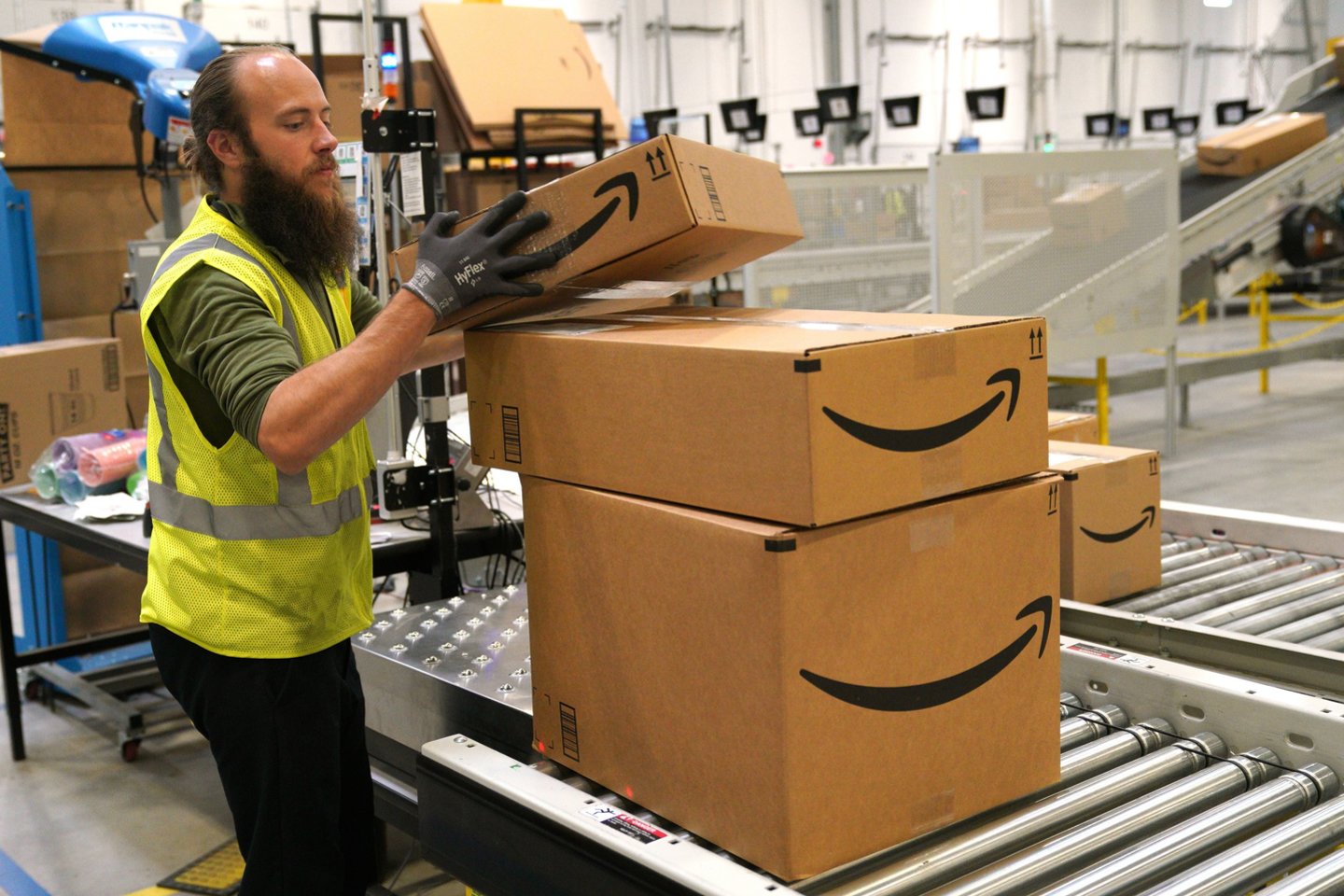 JK valstybė ir kitos valstybinės institucijos nuo 2015 iki 2020 metų pagal viešųjų pirkimų sutartis sumokėjo „Amazon“ 630 mln. svarų (697 mln. eurų).<br>Getty Images/Scanpix nuotr.