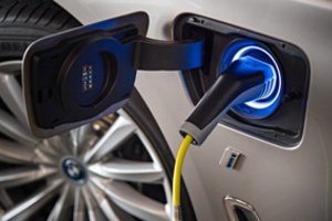 Ar įmanoma gesintuvu užgesinti elektromobilyje kilusį gaisrą?