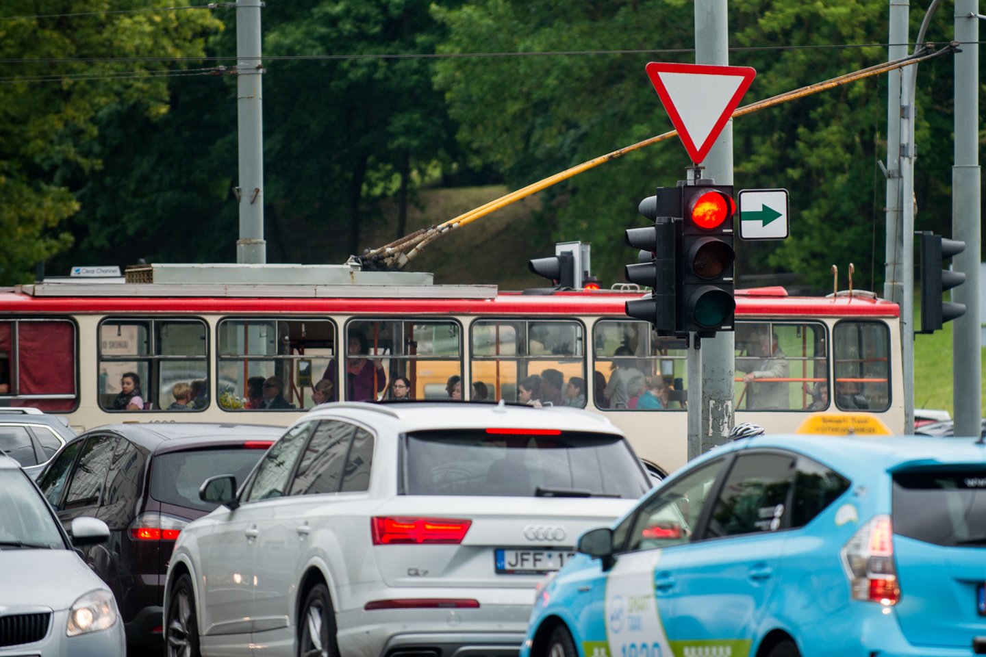 Žalią šviesoforo signalą iškviečiantys transporto srautų jutikliai fiksuoja tik tinkamai, pagal Kelių eismo taisykles važiuojančius eismo srautus.<br>J.Stacevičiaus nuotr.