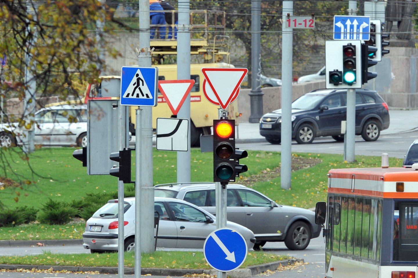 Žalią šviesoforo signalą iškviečiantys transporto srautų jutikliai fiksuoja tik tinkamai, pagal Kelių eismo taisykles važiuojančius eismo srautus.<br>P.Lileikio nuotr.