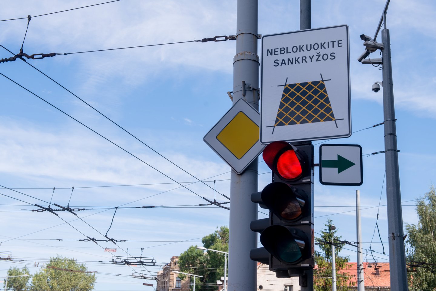 Žalią šviesoforo signalą iškviečiantys transporto srautų jutikliai fiksuoja tik tinkamai, pagal Kelių eismo taisykles važiuojančius eismo srautus.<br>J.Stacevičiaus nuotr.