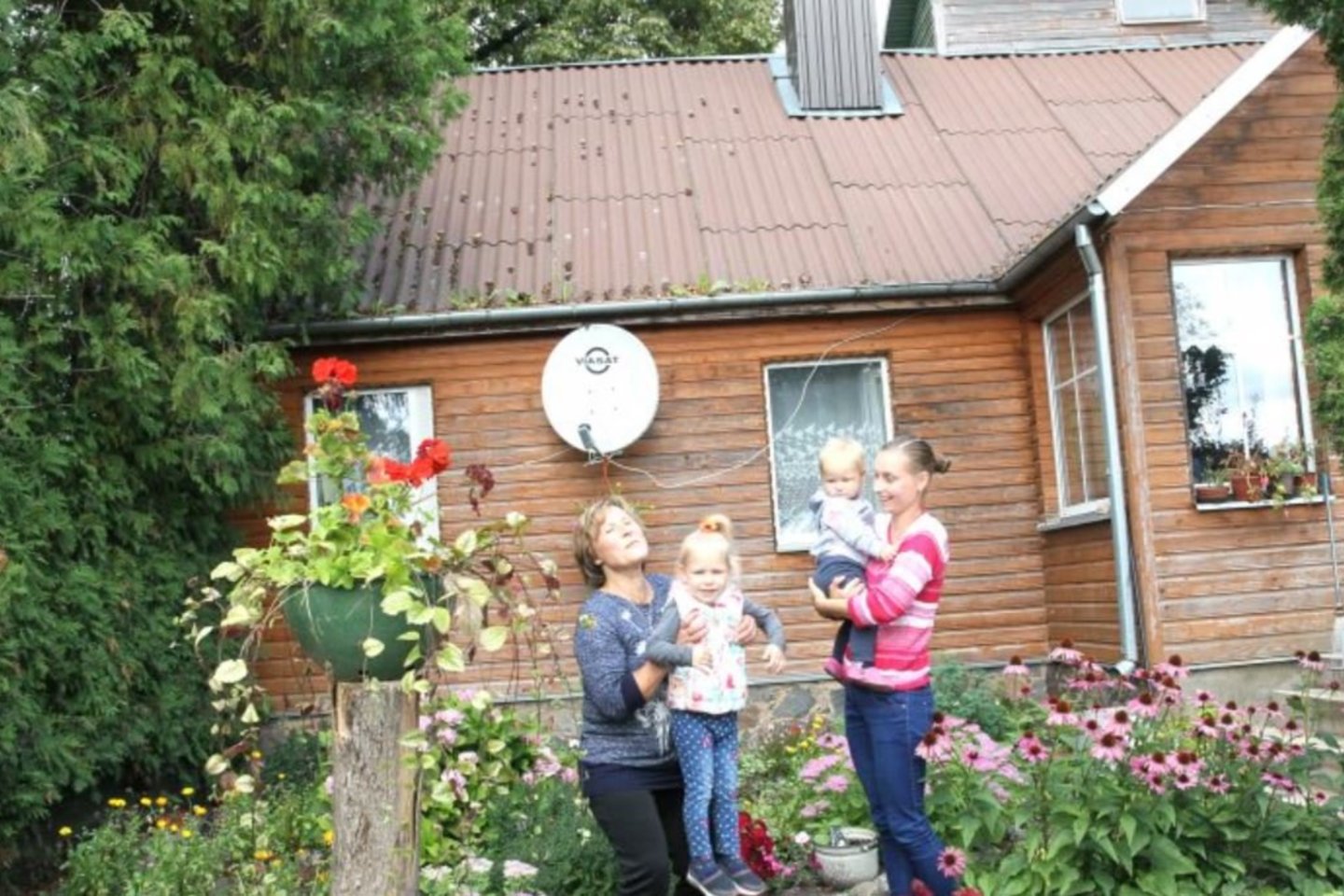 Vyresnioji ir jaunesnioji Mikalauskienės prižiūri vaikus ir kartu sukasi savo ūkiuose.<br>A.Švelnos nuotr.