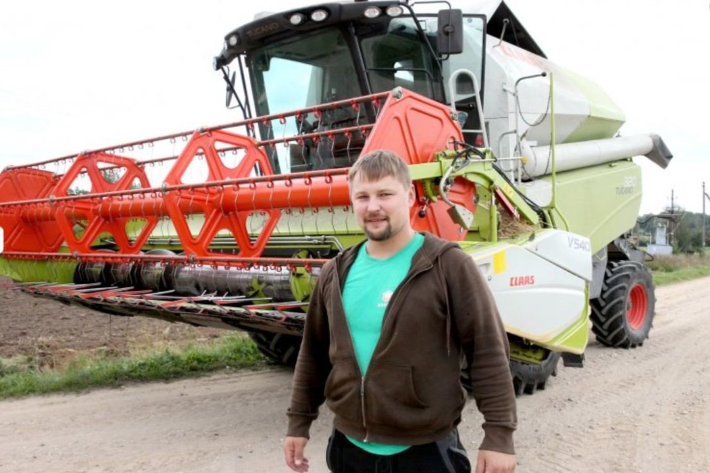 Ūkininkas J.Mikalauskas ištaiko laiko ir automobilių lenktynėms, jei varžybos svarbios, derliaus nuėmimo darbai stoja.<br>A.Švelnos nuotr.
