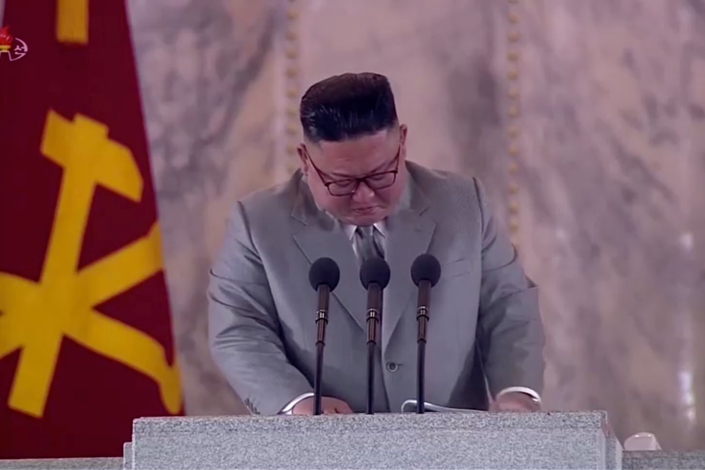 Kim Jong-unas liejo ašaras ir atsiprašinėjo savo šalies žmonių.<br> Reuters/Scanpix nuotr.