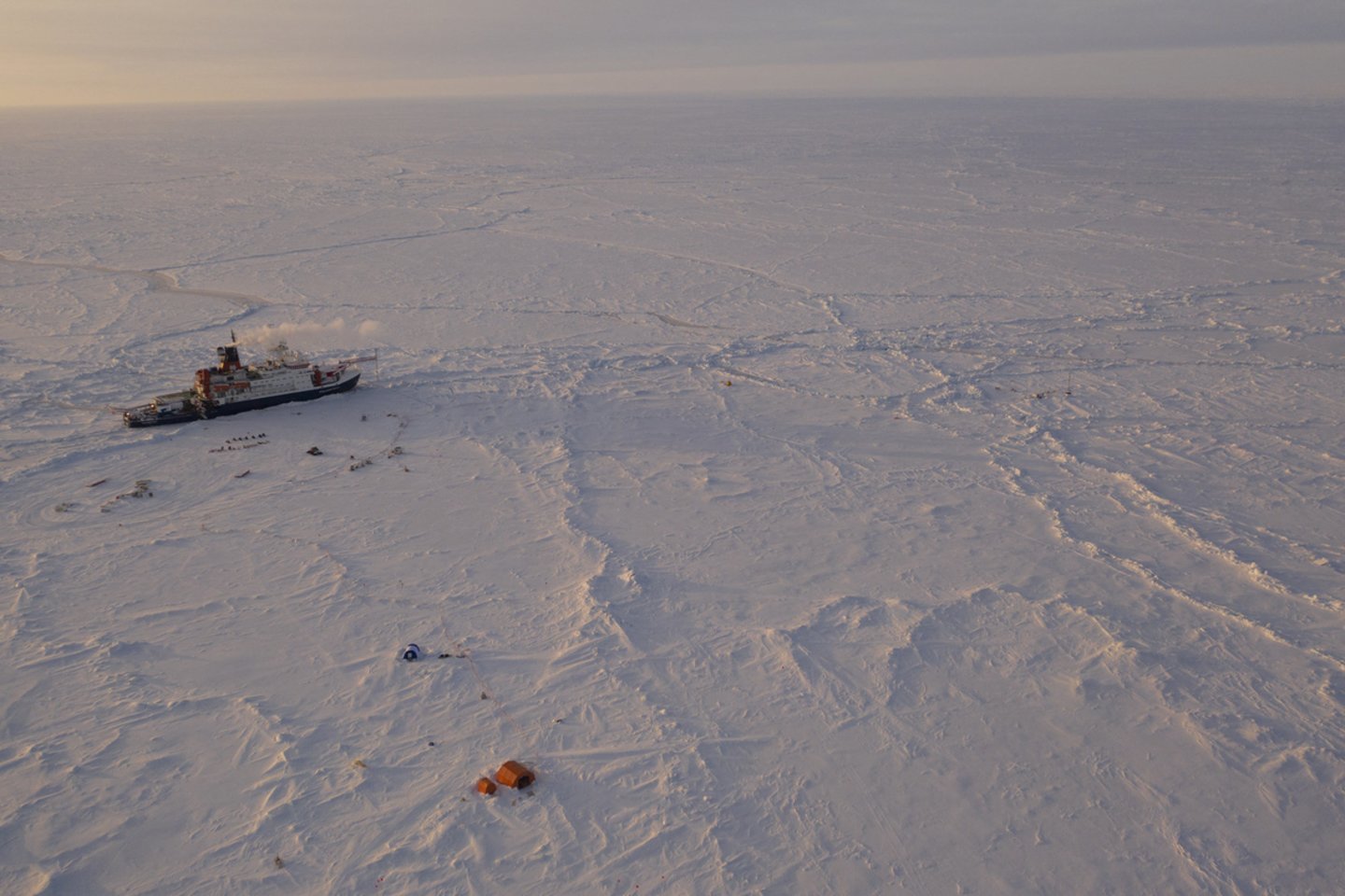  Iš Arkties grįžo mokslininkai.<br> Scanpix/Reuters/AP/AFP nuotr.