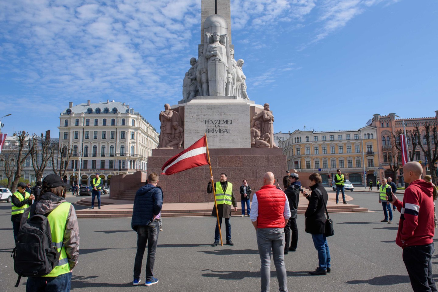 Rygoje keli šimtai žmonių trečiadienį ryte prie Saeimos ir, vėliau, Katedros aikštėje protestavo prieš planuojamus mokestinius pakeitimus, kurie paveiktų autorinių honorarų gavėjus.