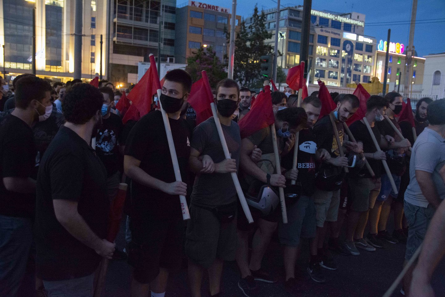 Graikijos teismas pirmadienį atmetė raginimus parodyti atlaidumą liūdnai pagarsėjusiems neonaciams.<br>ZEUS/Scanpix nuotr.