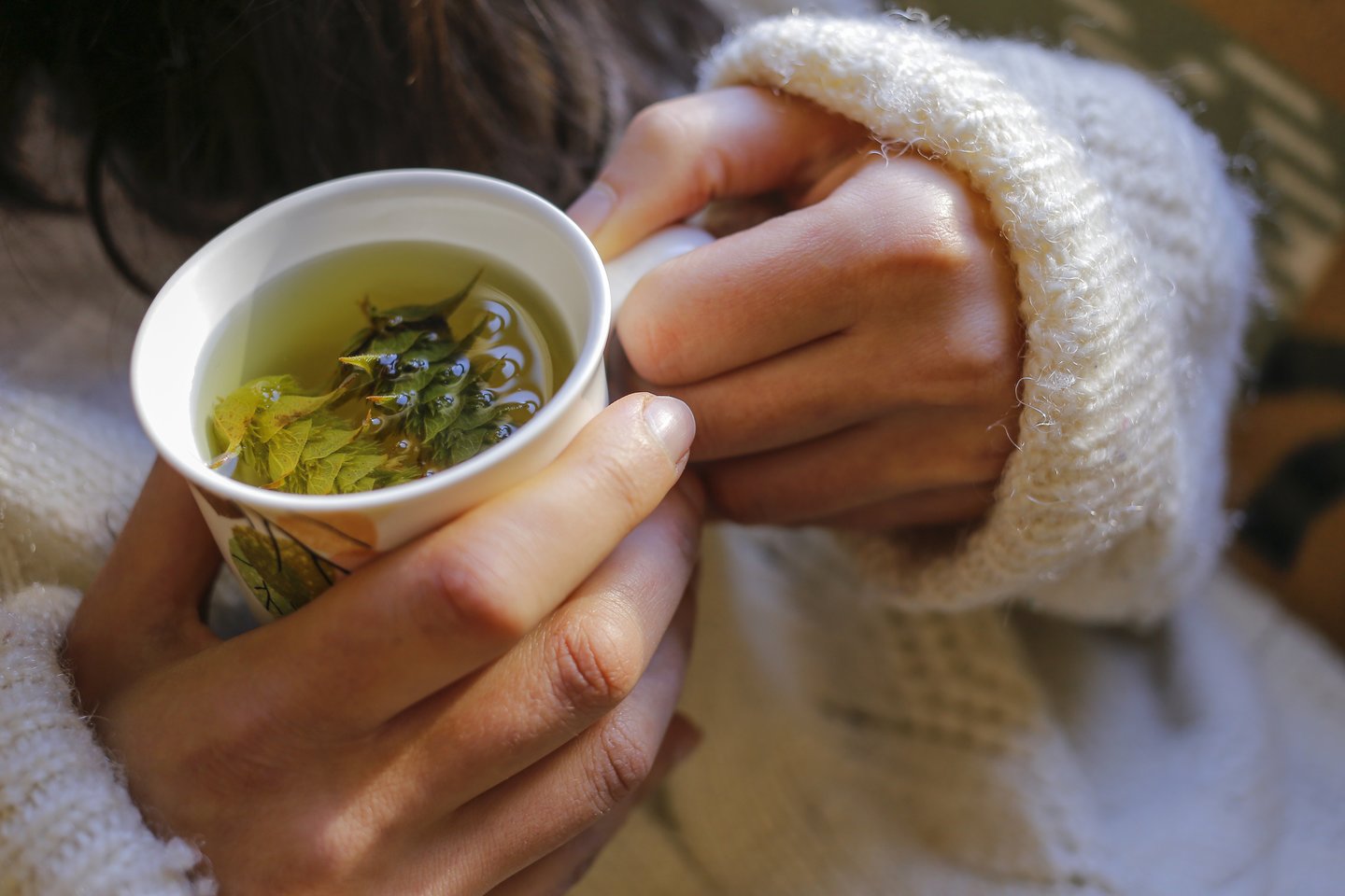  Šaltuoju metu populiarios tampa vaistažolių arbatos ar įvairūs antpilai.<br> 123rf nuotr.