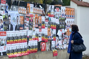 Suskubę išsakyti paramą kitų partijų atstovams politikai kreipiasi ne į rinkėjus: atskleidė tikrąsias užmačias