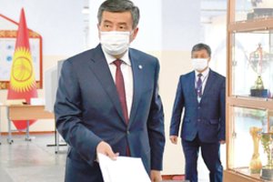 Atsistatydina Kirgizijos prezidentas