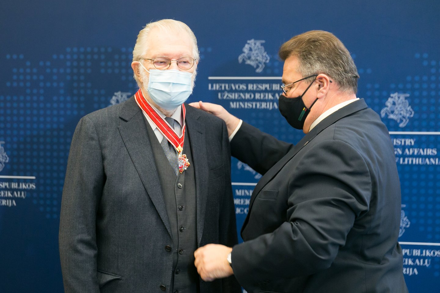 Užsienio reikalų ministerijoje (URM) Vilniuje aktoriui Juozui Budraičiui įteiktas šios ministerijos garbės ženklas „Lietuvos diplomatijos žvaigždė“.<br> T.Bauro nuotr.