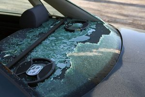 Panevėžyje išdaužus stiklus apvogti penki automobiliai