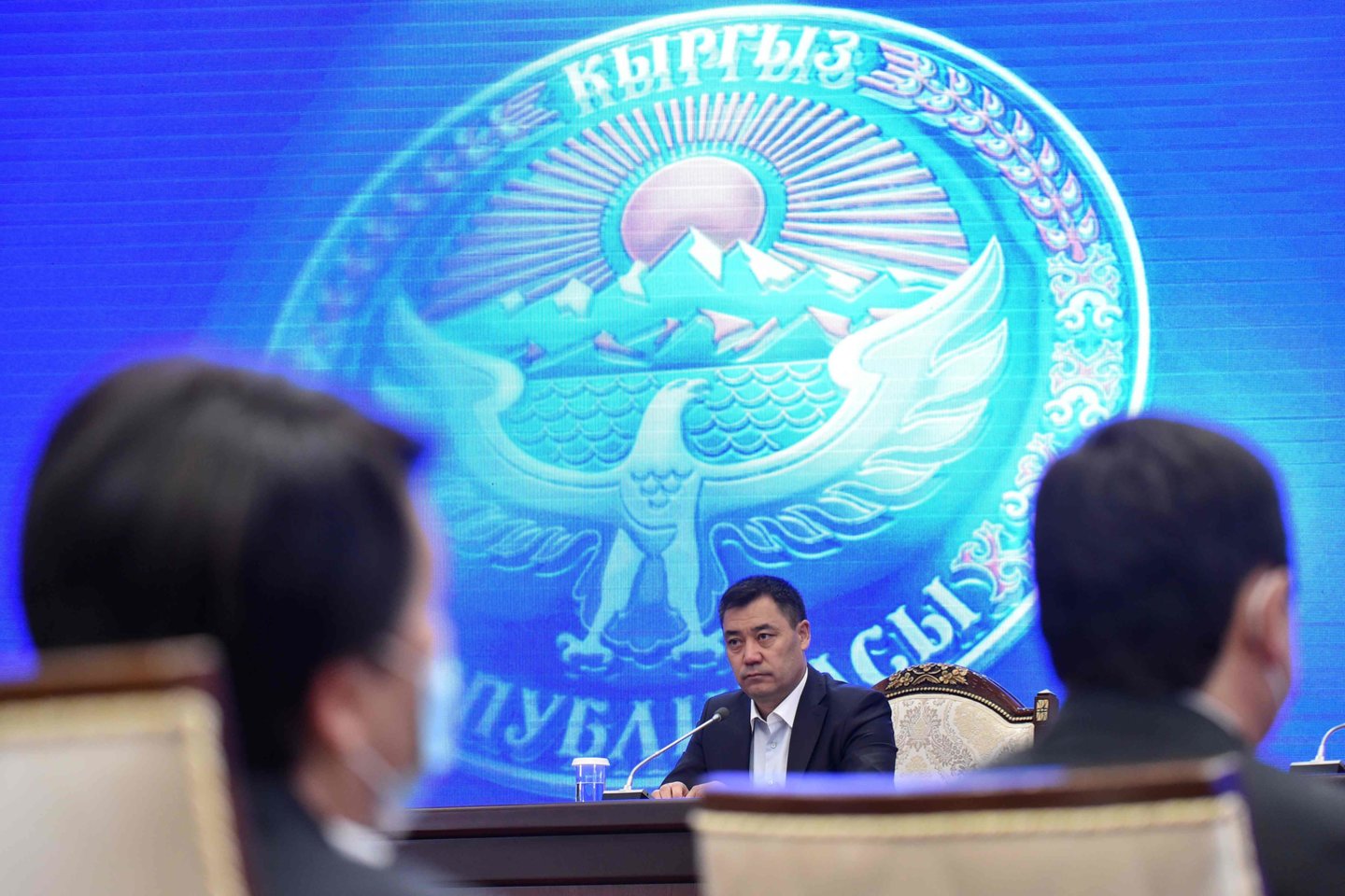 Kirgizijos prezidento įgaliojimus oficialiai perėmė ministras pirmininkas Sadyras Žaparovas<br>AFP/Scanpix nuotr.