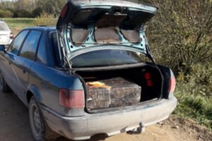 Sprukęs kontrabandininkas buvo tramdomas jėga ir antrankiais