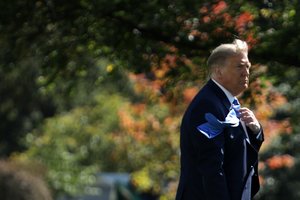 D. Trumpas sako pagal populiarumą nusileidžiantis tik Jėzui Kristui