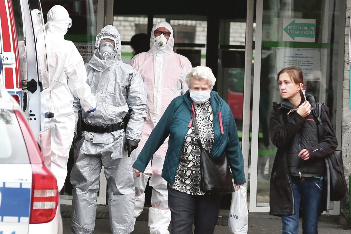Lenkijoje koronavirusas smogė visa jėga. Valdžia šią savaitę paskelbė dalinį karantiną, tačiau suvaržymais nepatenkinti gyventojai išėjo protestuoti į gatves.<br>AP/„Scanpix“ nuotr.