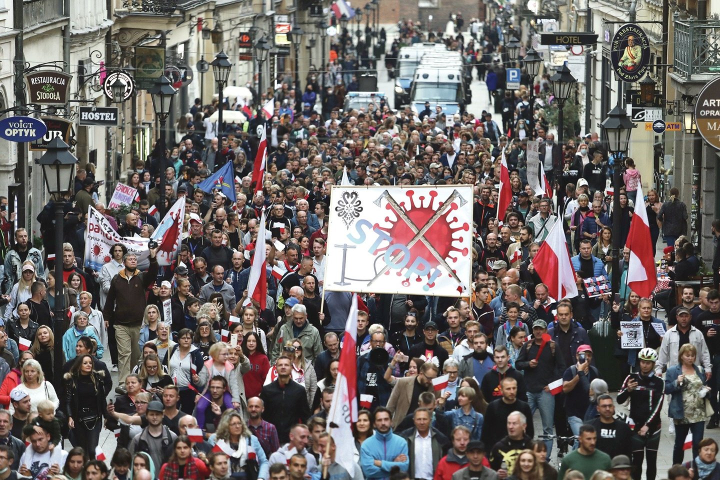 Lenkijoje koronavirusas smogė visa jėga. Valdžia šią savaitę paskelbė dalinį karantiną, tačiau suvaržymais nepatenkinti gyventojai išėjo protestuoti į gatves.<br>„Reuters“/„Scanpix“ nuotr.