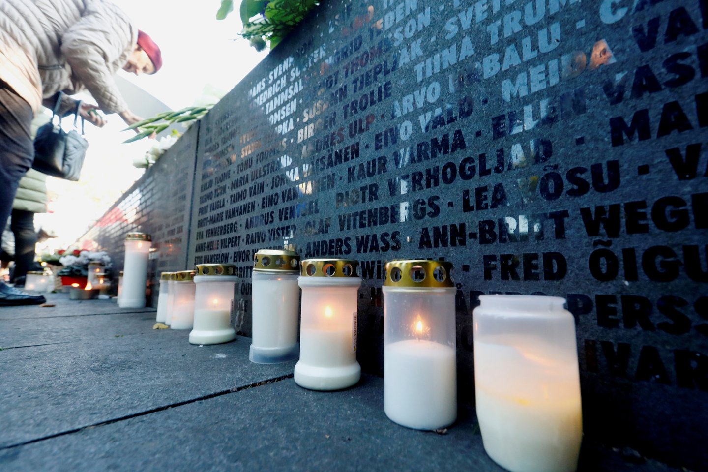 2019-ieji, Talinas. Šalia kelto „Estonia“ aukoms skirto paminklo žmonės uždega žvakes. 2019 metais suėjo 25 metai po tragedijos.<br> Reuters/Scanpix nuotr.