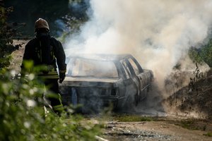 Avarija Lazdijų rajone: girtutėlis kelių erelis rėžėsi į medį, mašina suliepsnojo