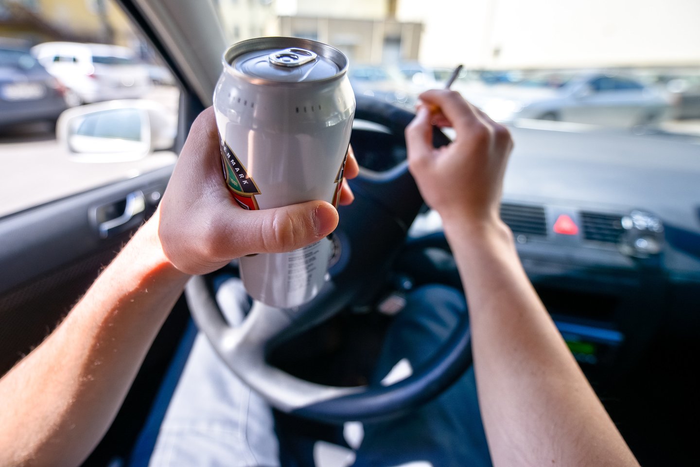  Jaunas vairuotojas automobilį vairavo gurkšnodamas alų. <br> J.Stacevičiaus asociatyvi nuotrauka